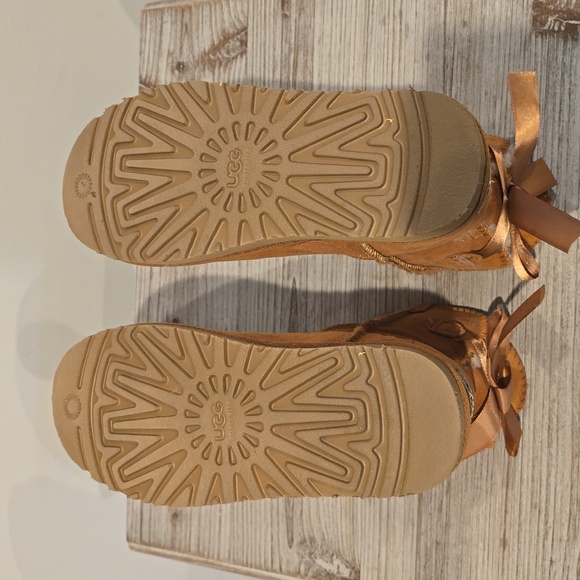 Woman UGG Mini Bailey Bow ll Size 6 - Picture 9 of 9